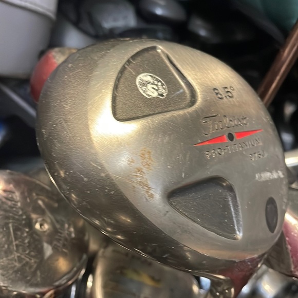 Titleist Mens Golf Set 8 Pc. 
In right hand - Picture 15 of 15